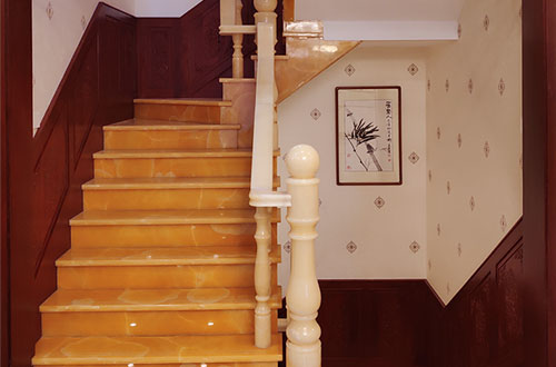 衡阳中式别墅室内汉白玉石楼梯的定制安装装饰效果