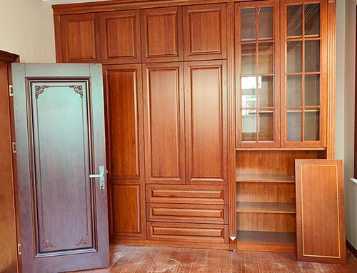 衡阳中式家庭装修里定制的实木衣柜效果图